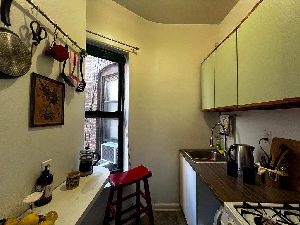 East 60th Street - Photo 3