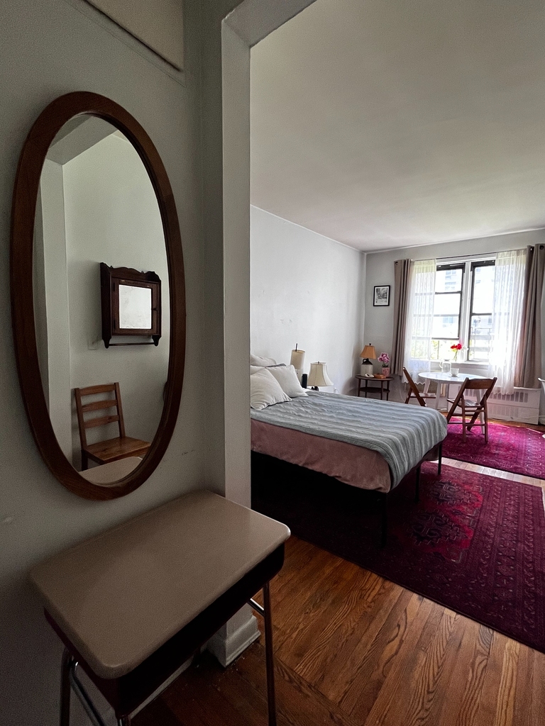 East 60th Street - Photo 0