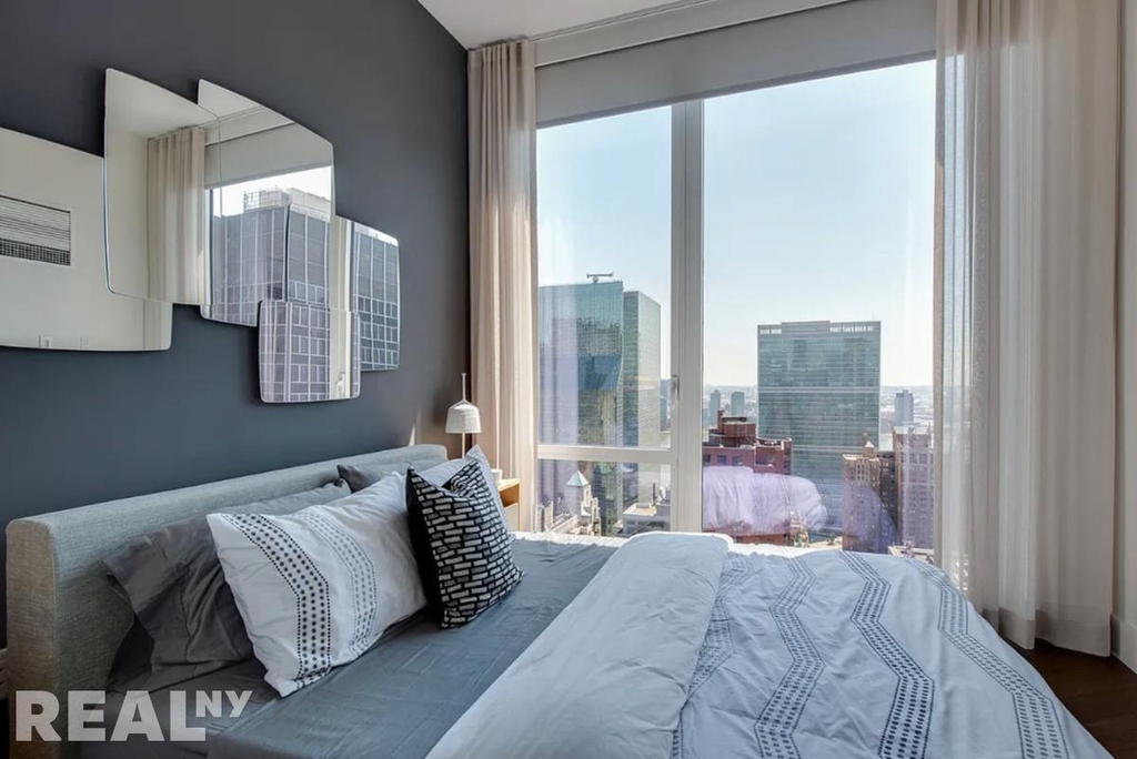 East 44th Street - Photo 2