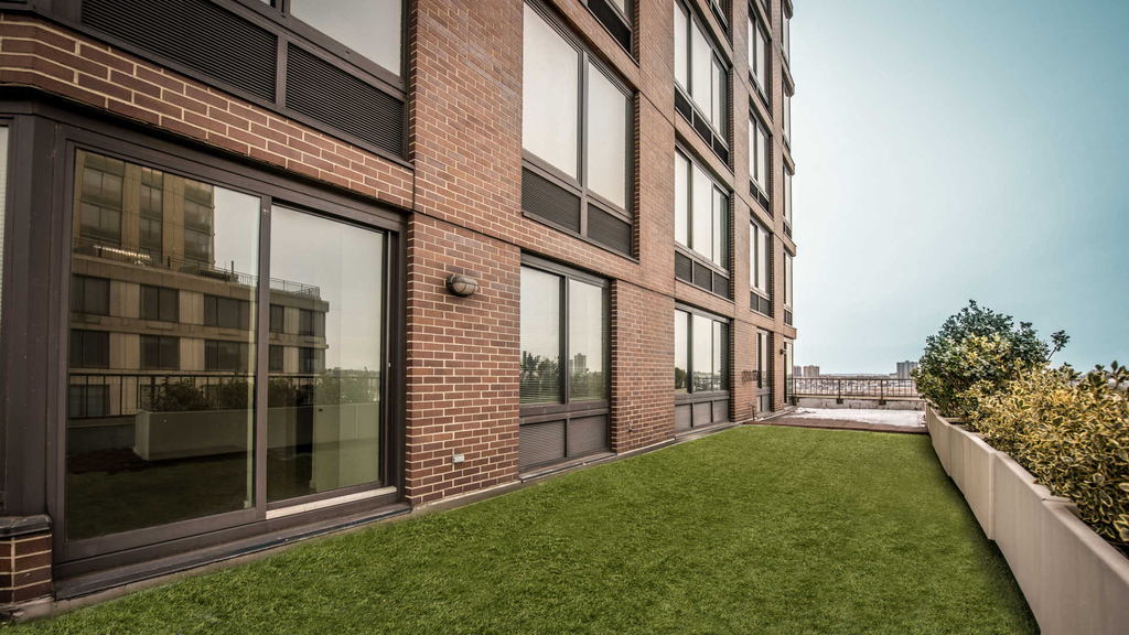 180 Riverside Blvd - Photo 38