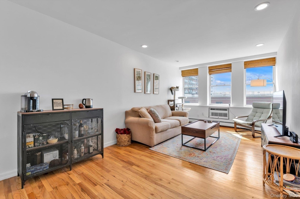 25 W Broadway - Photo 2