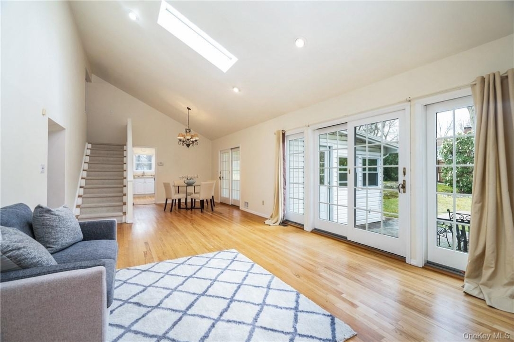 7 Susan Court - Photo 2