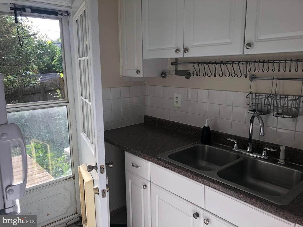310 S Veitch Street - Photo 3