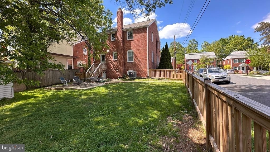 4820 9th Street N - Photo 2