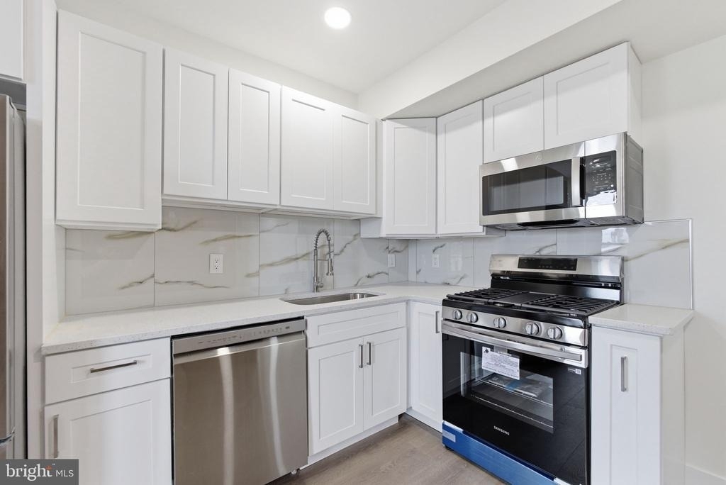213 Hermitage St - Photo 3