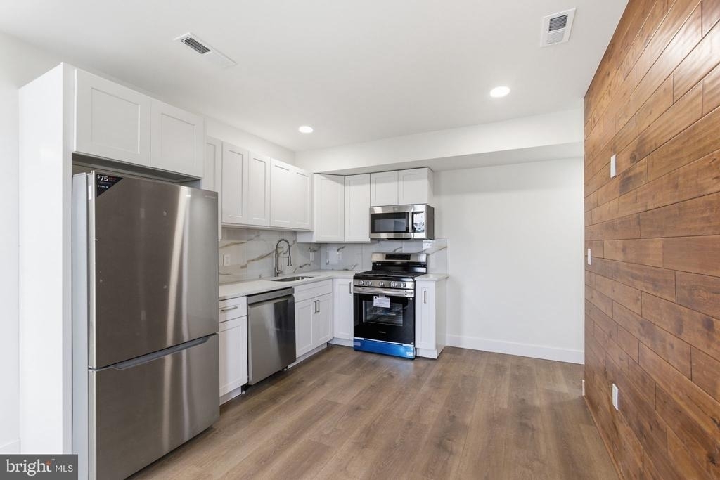 213 Hermitage St - Photo 2