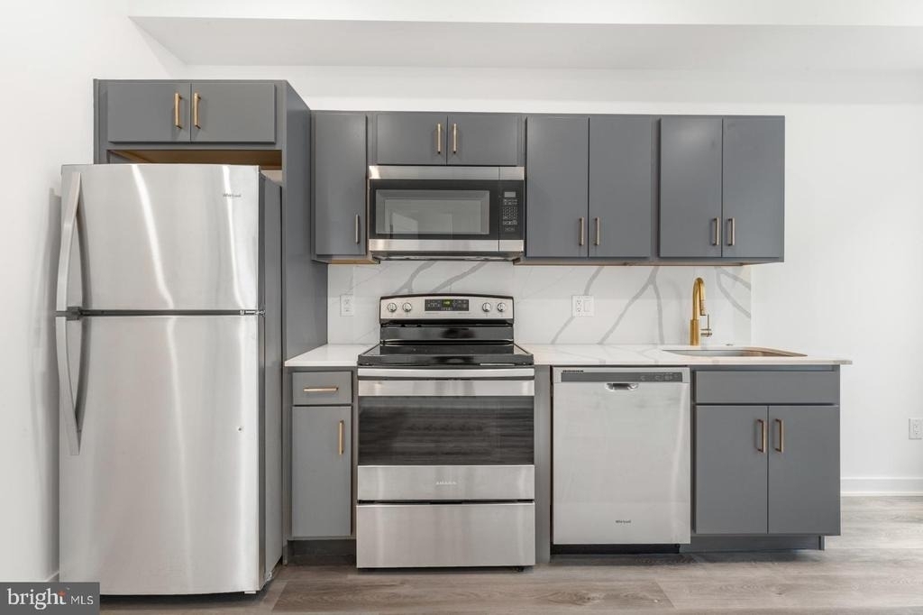 2046 E Lehigh Avenue - Photo 2
