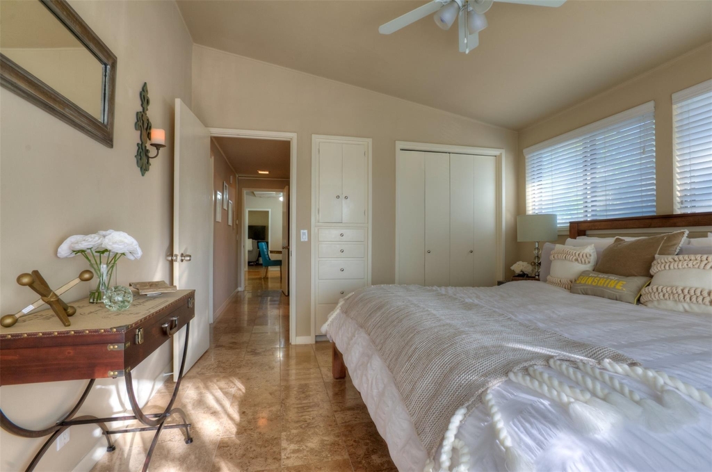 2400 Jarratt Ave - Photo 5
