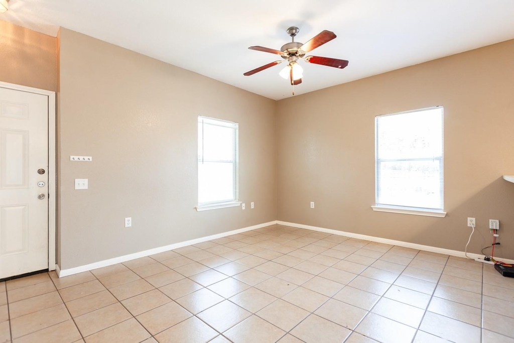 2326 Webberville Rd - Photo 3