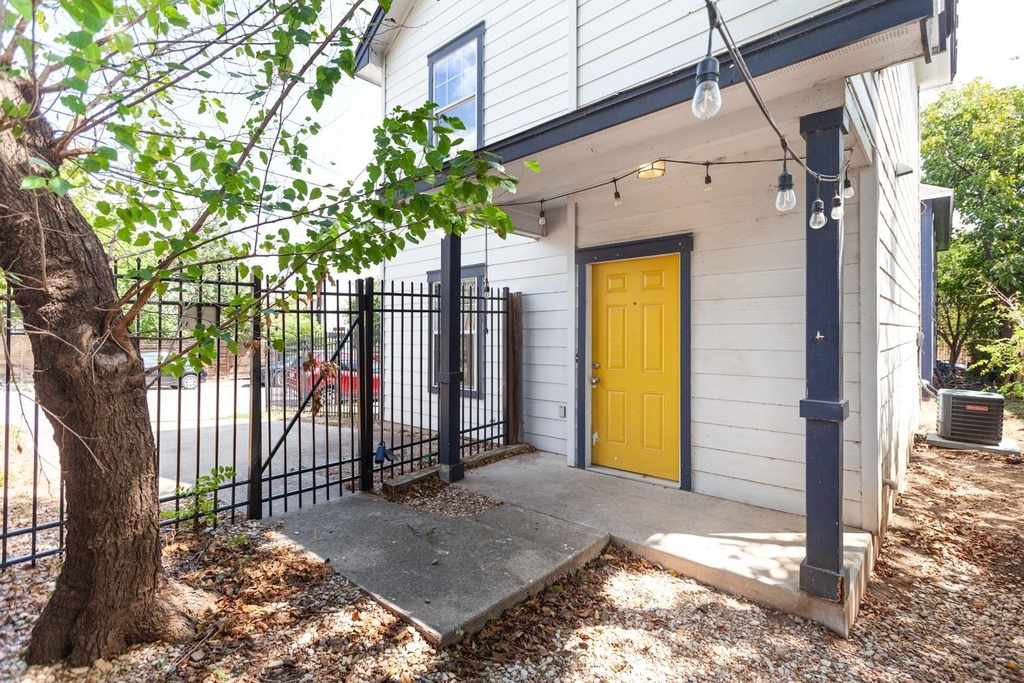 2326 Webberville Rd - Photo 1