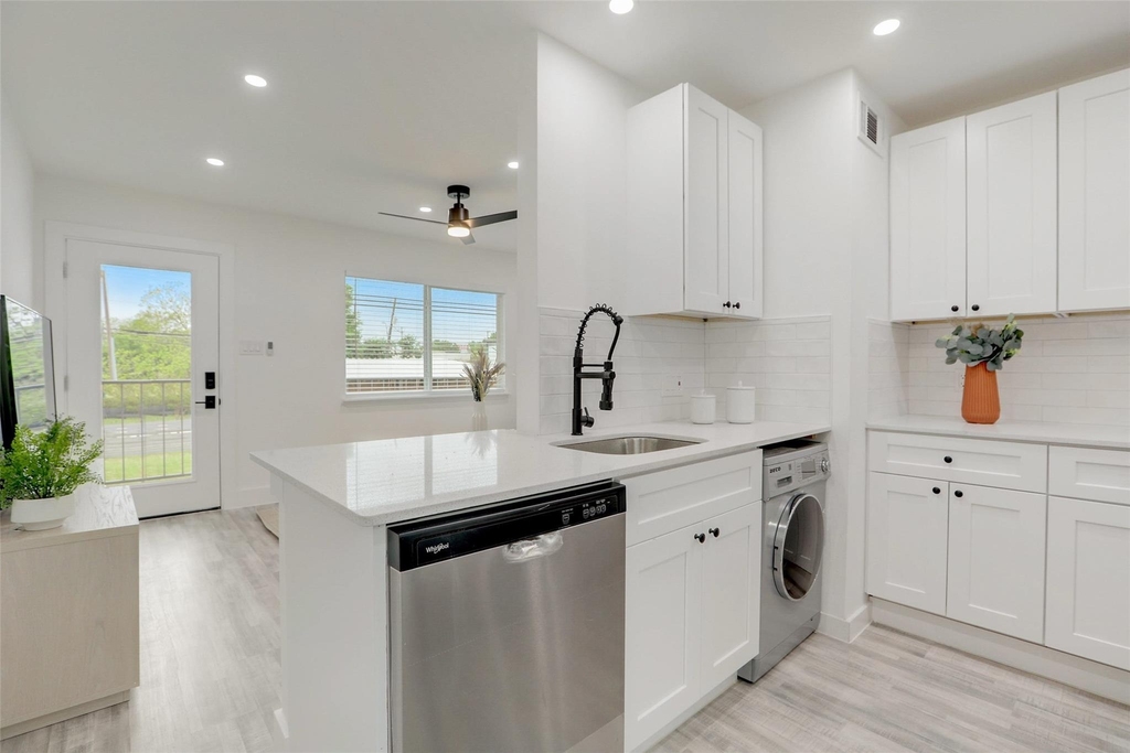 1200 E 52nd St - Photo 4
