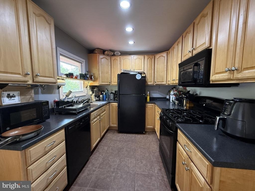 3131 82nd - Photo 3