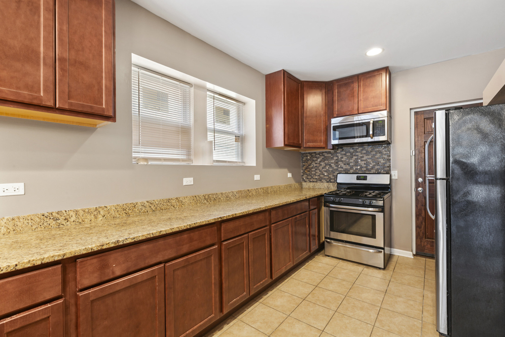323 Memorial Drive - Photo 3