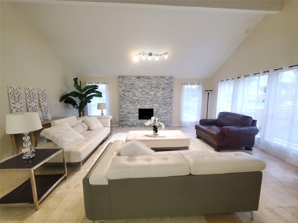 2810 Arrowhead Drive - Photo 2