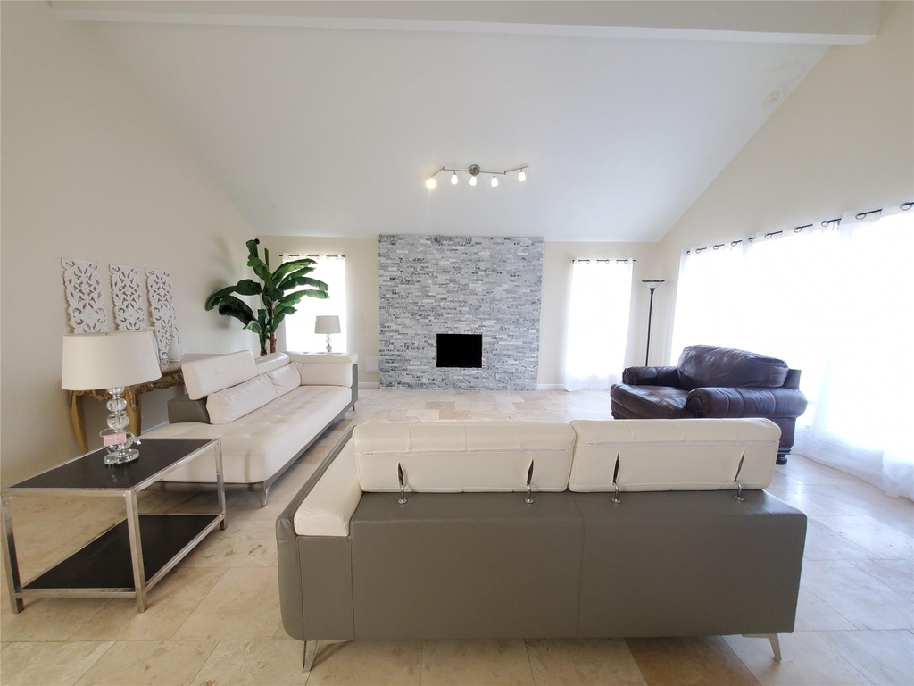 2810 Arrowhead Drive - Photo 3