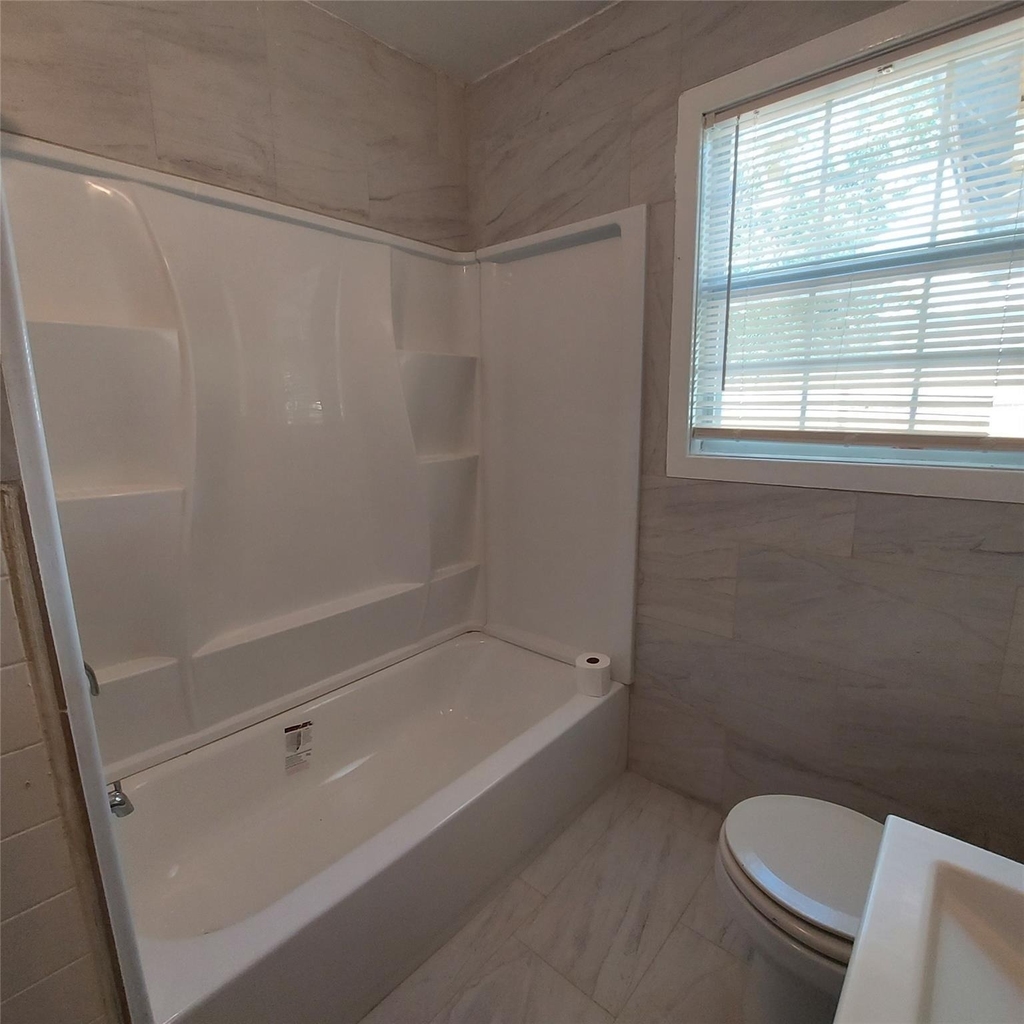 1025 6th Street - Photo 3