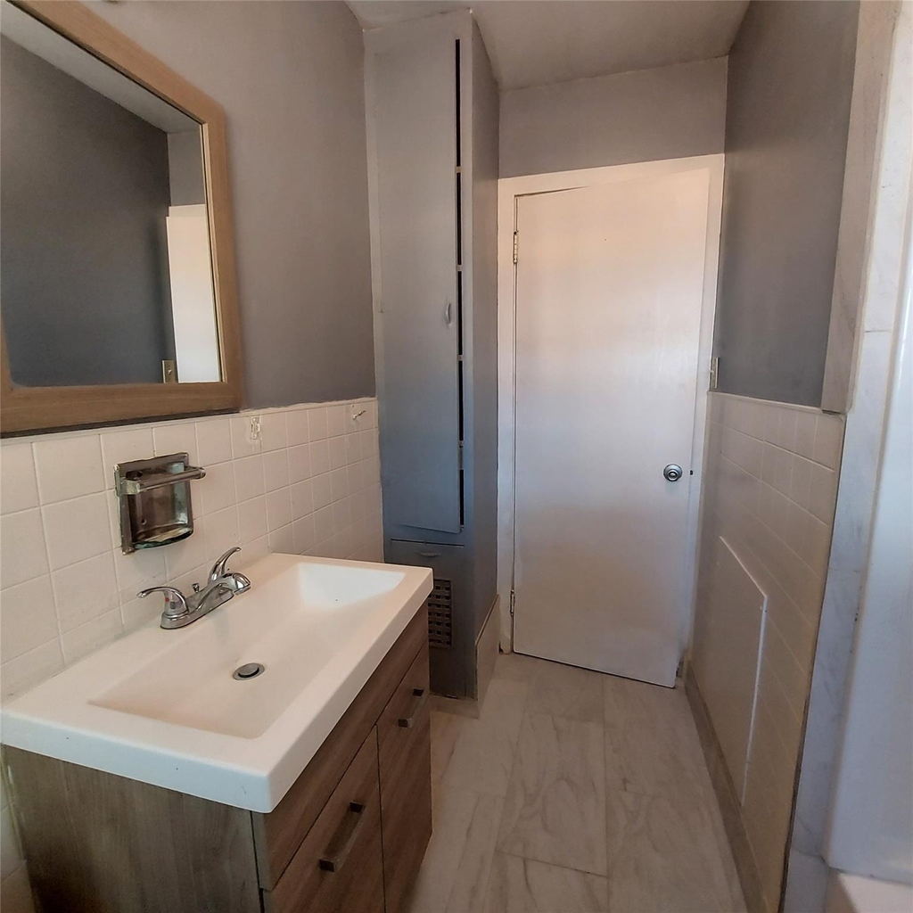 1025 6th Street - Photo 4