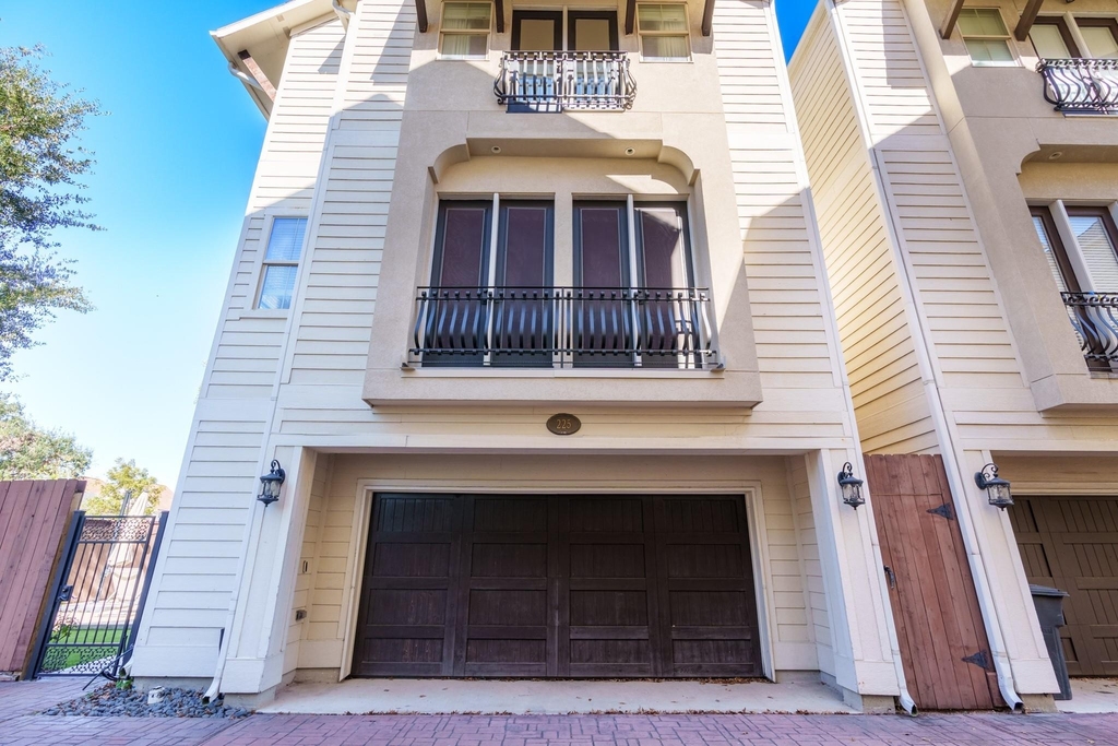 225 Knox Street - Photo 1