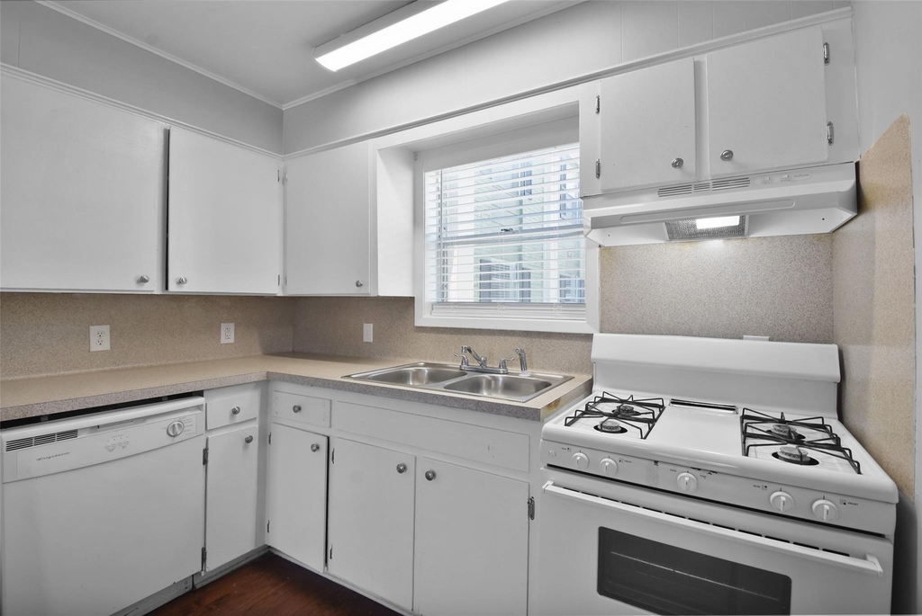 1511 Broadmoor Drive - Photo 3