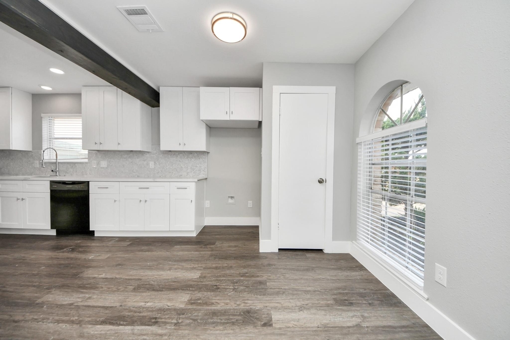 15423 Ridingwood Drive - Photo 12