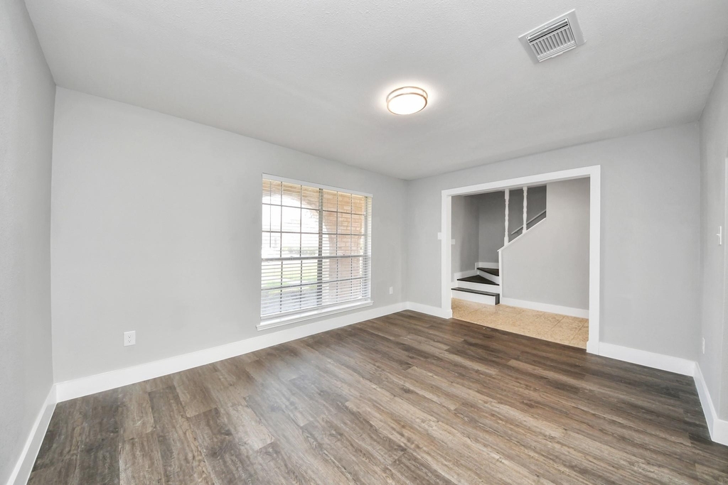 15423 Ridingwood Drive - Photo 8