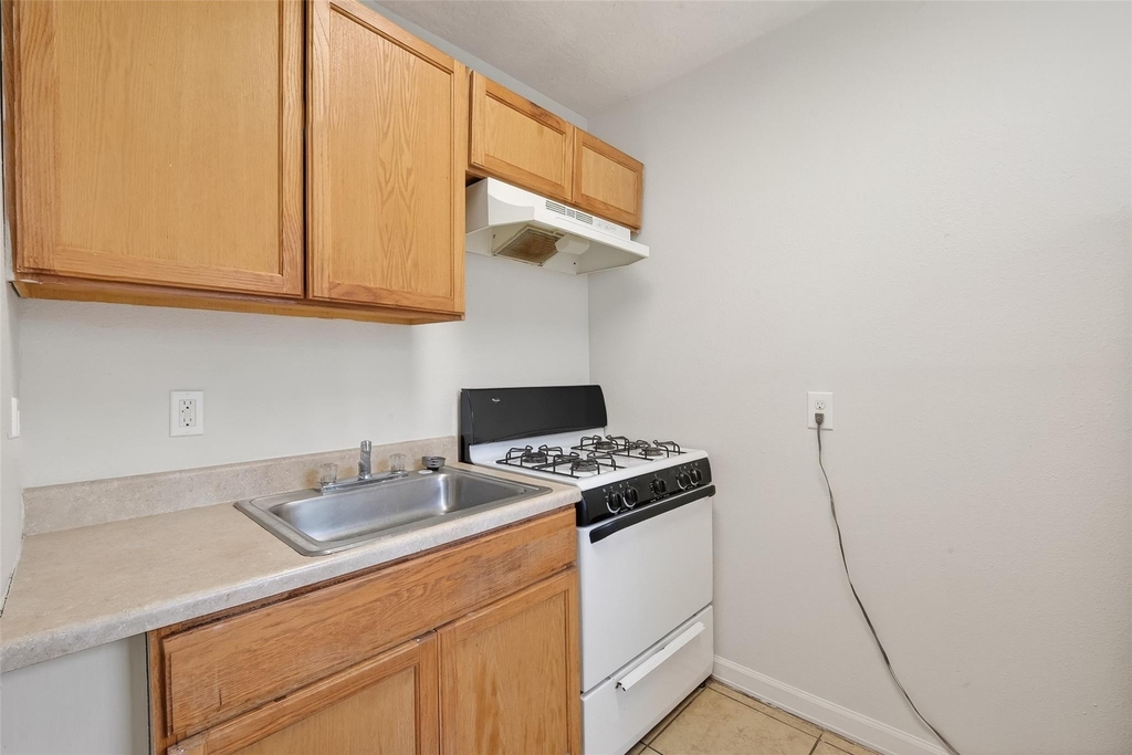 7742 Park Place Boulevard - Photo 8
