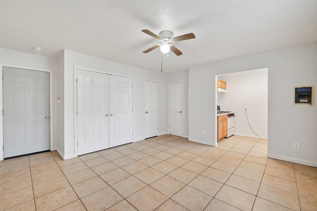 7742 Park Place Boulevard - Photo 7