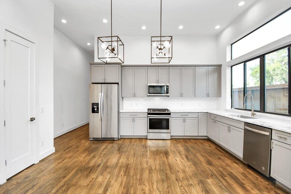 732 W 22nd Street - Photo 11