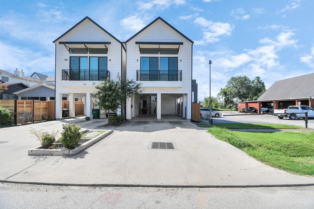 732 W 22nd Street - Photo 1