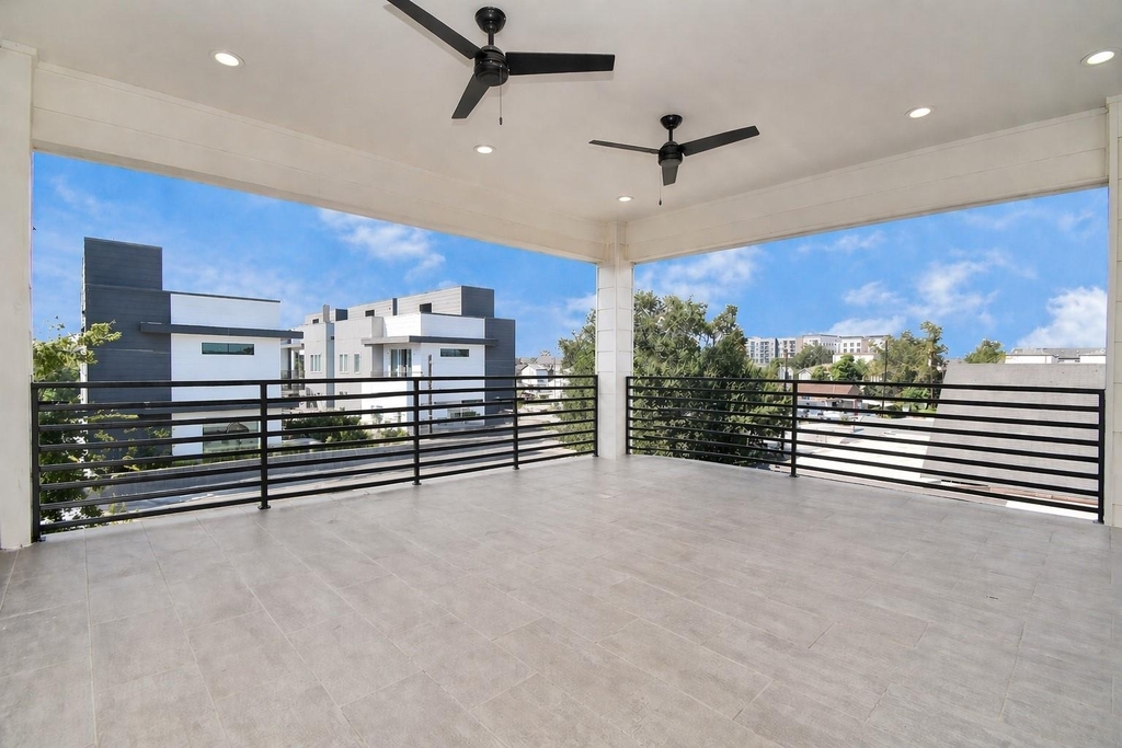 732 W 22nd Street - Photo 4