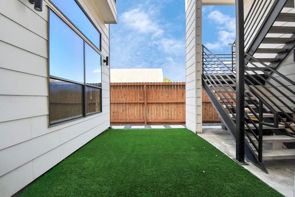 732 W 22nd Street - Photo 2