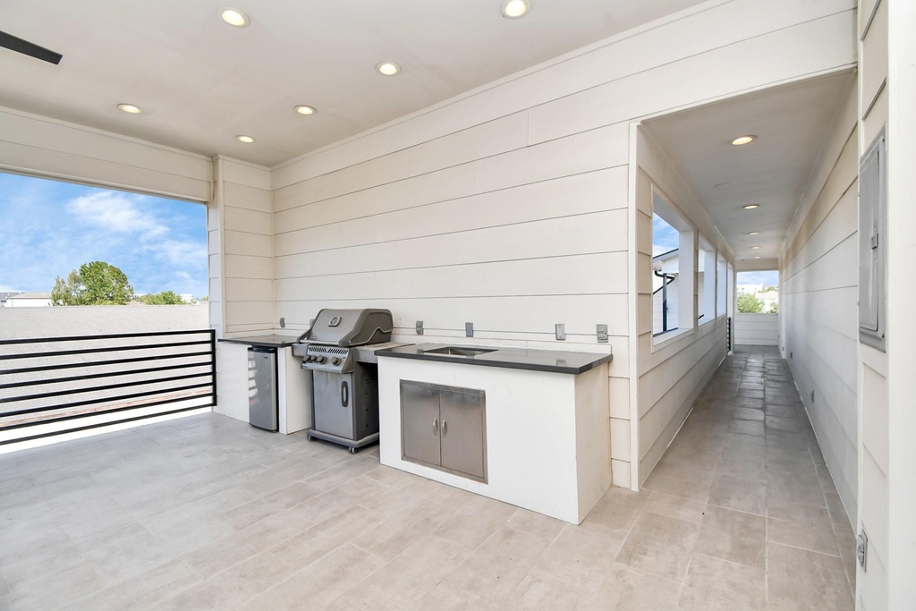 732 W 22nd Street - Photo 5