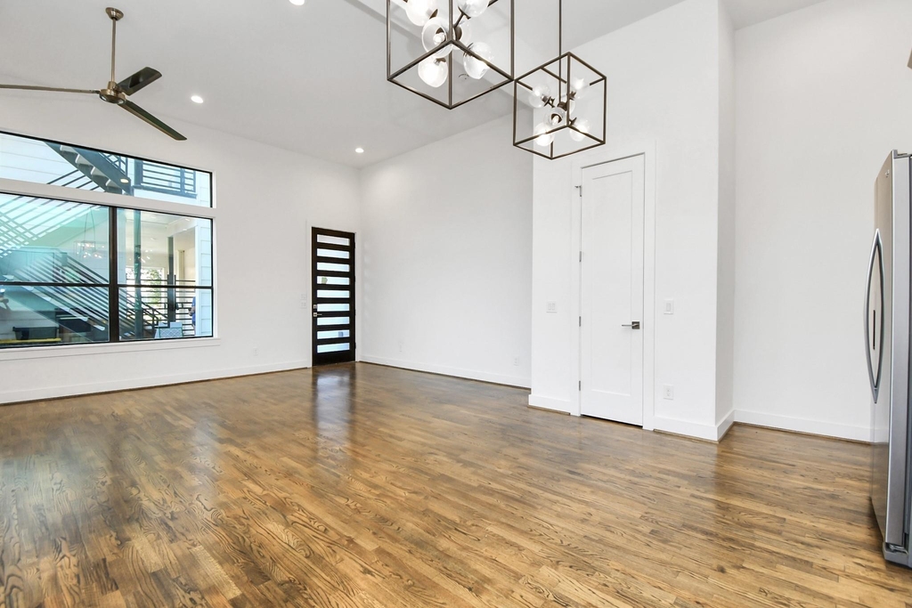 732 W 22nd Street - Photo 8