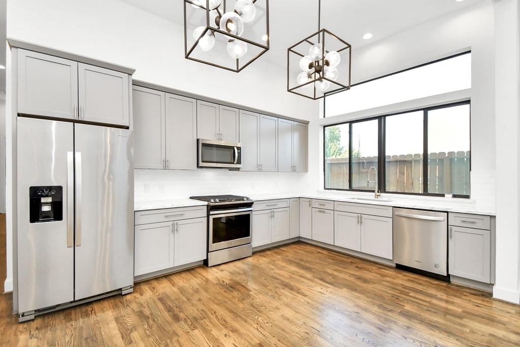 732 W 22nd Street - Photo 10