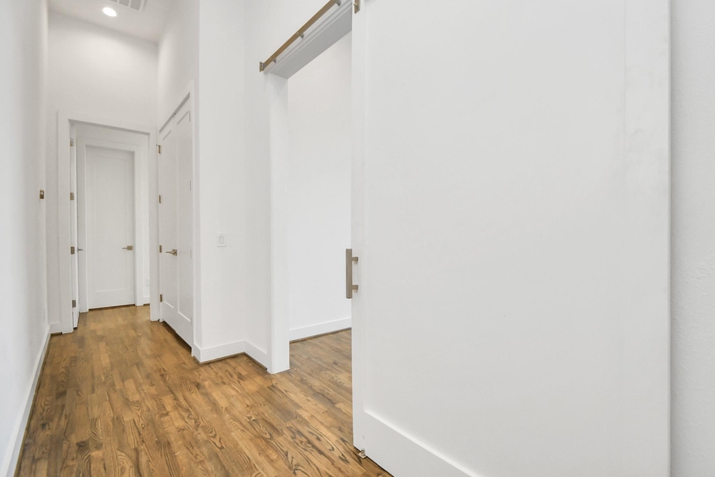 732 W 22nd Street - Photo 16