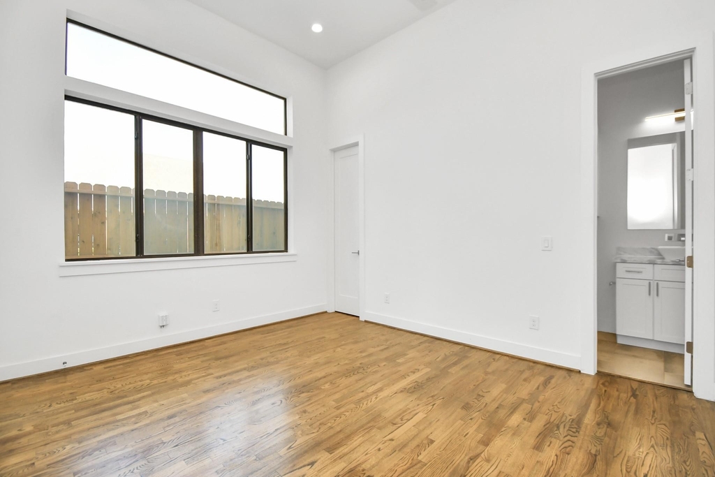 732 W 22nd Street - Photo 30