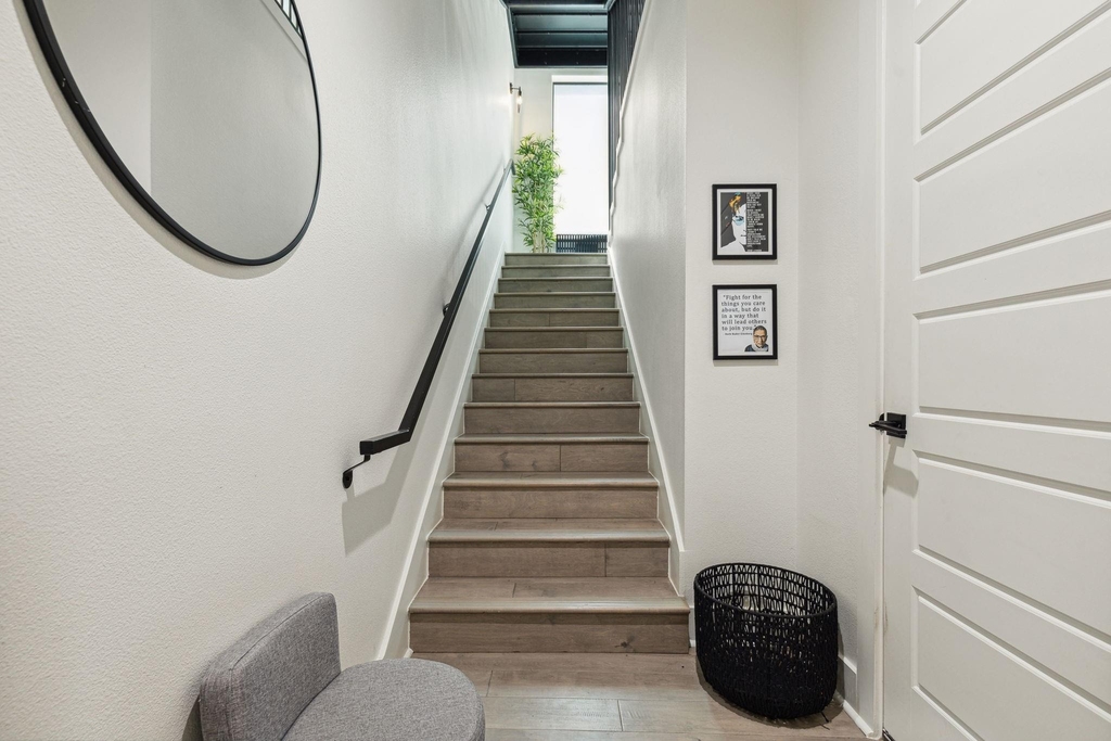422 W 9th Street - Photo 2