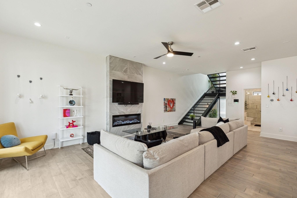 422 W 9th Street - Photo 4
