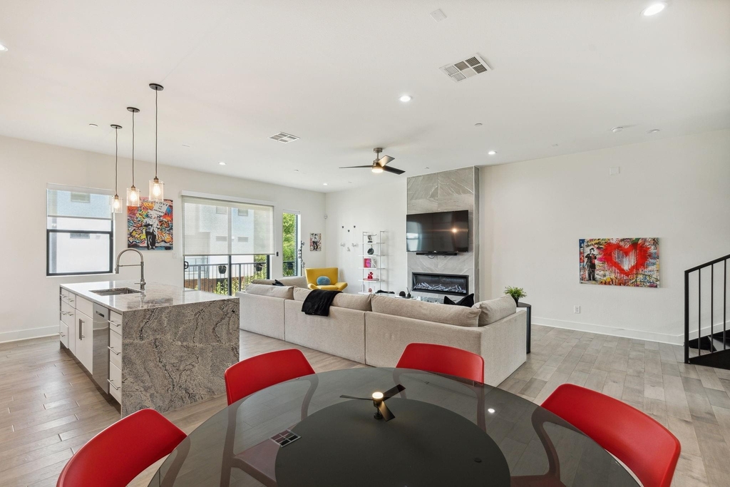422 W 9th Street - Photo 9