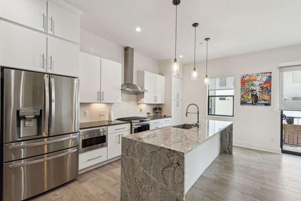 422 W 9th Street - Photo 6