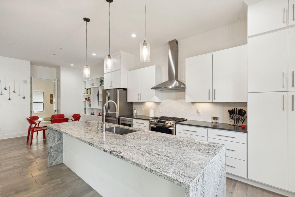 422 W 9th Street - Photo 7