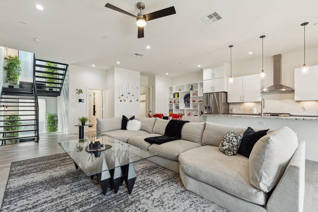 422 W 9th Street - Photo 5