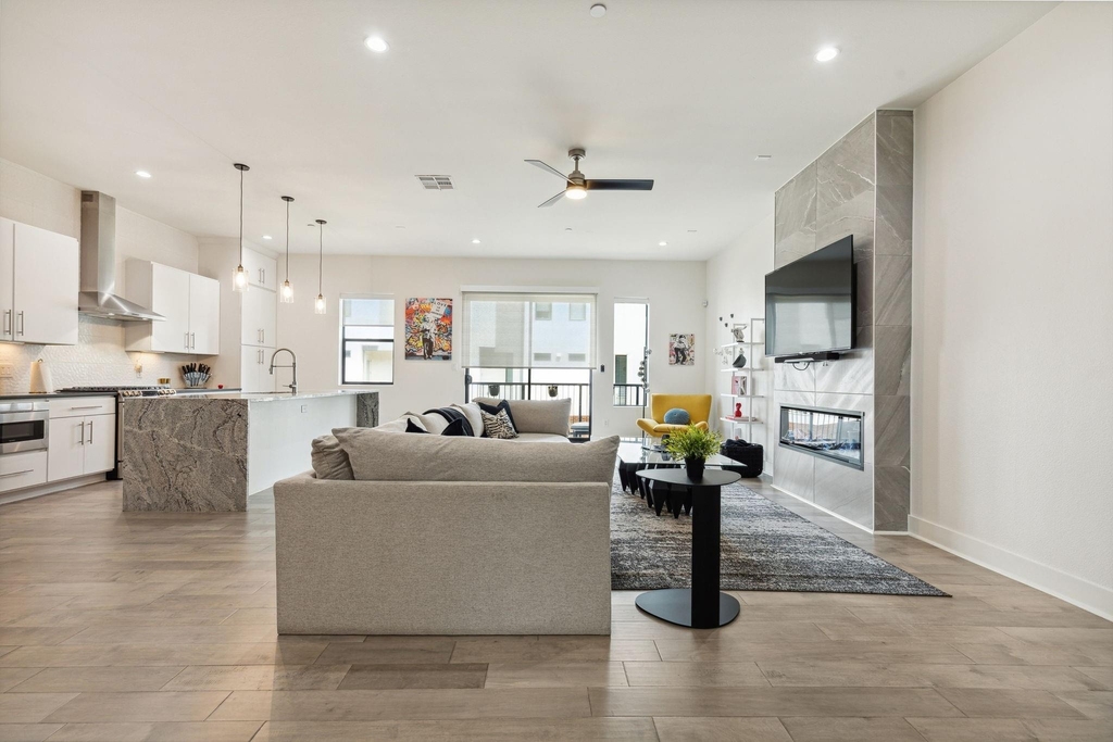 422 W 9th Street - Photo 3
