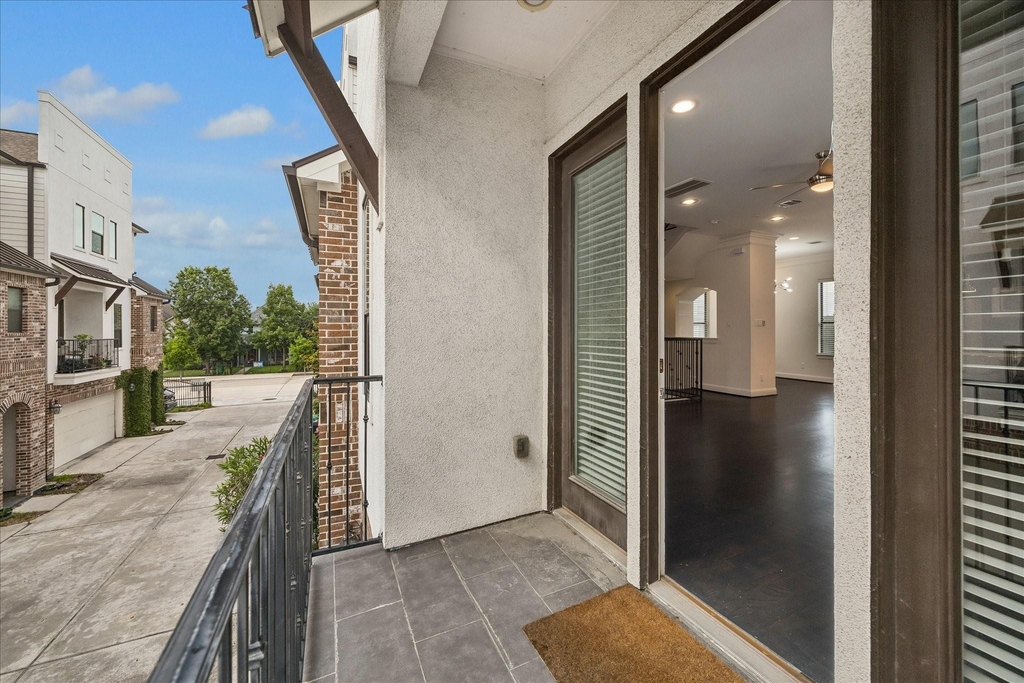 734 W 20th Street - Photo 3