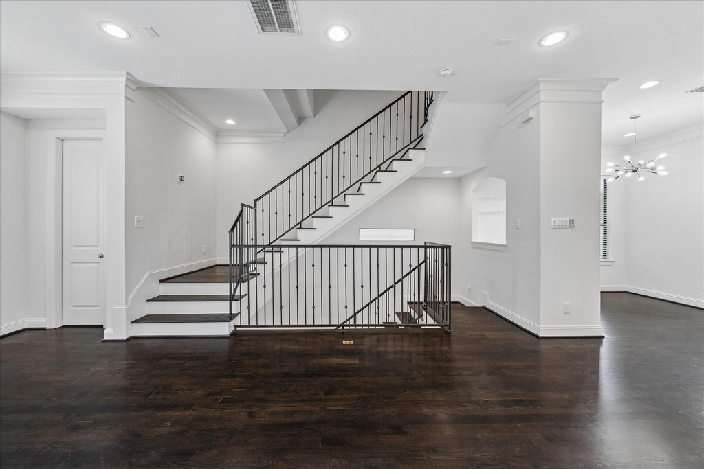 734 W 20th Street - Photo 2