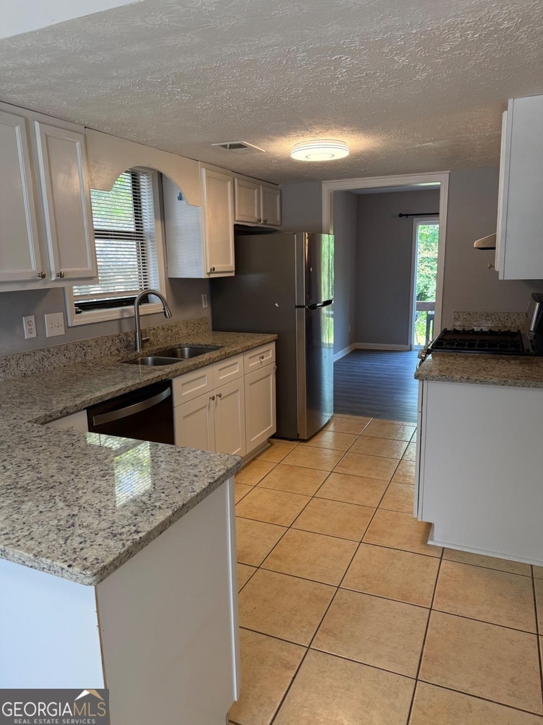 1020 Dassow Court - Photo 3
