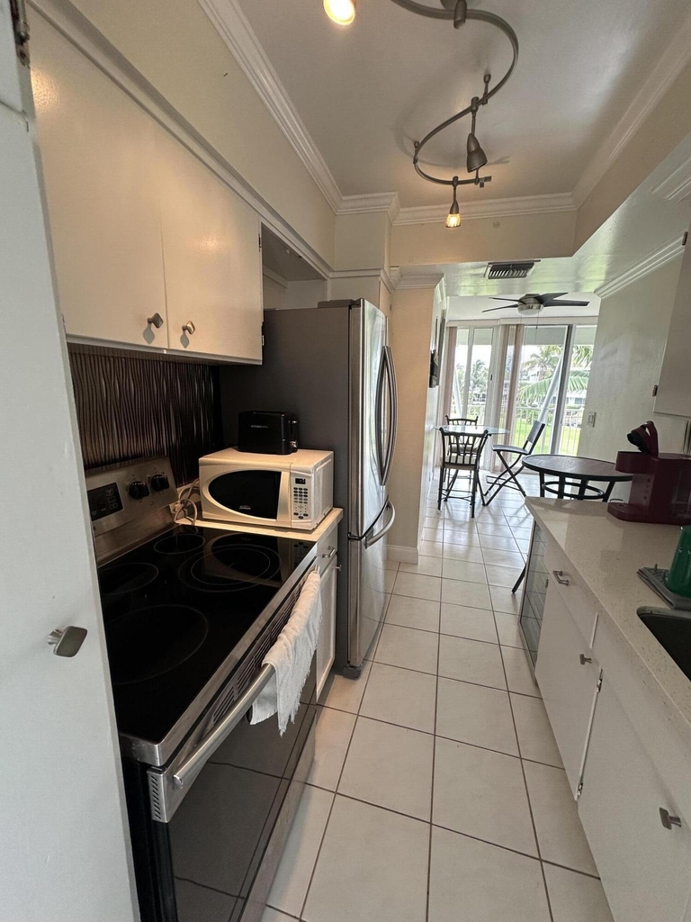 1221 Hillsboro Mile - Photo 3