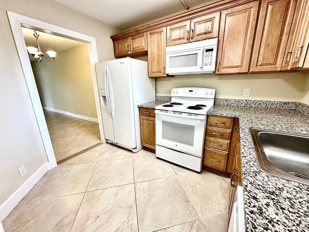 21904 Lake Forest Circle - Photo 9