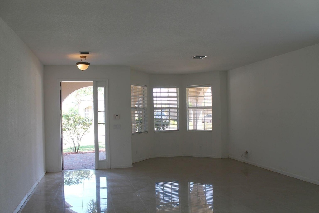 1804 Sw Jamesport Drive - Photo 4