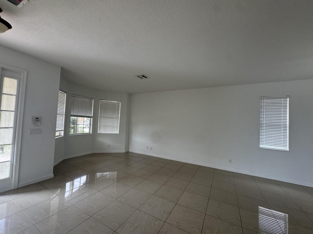 1804 Sw Jamesport Drive - Photo 3